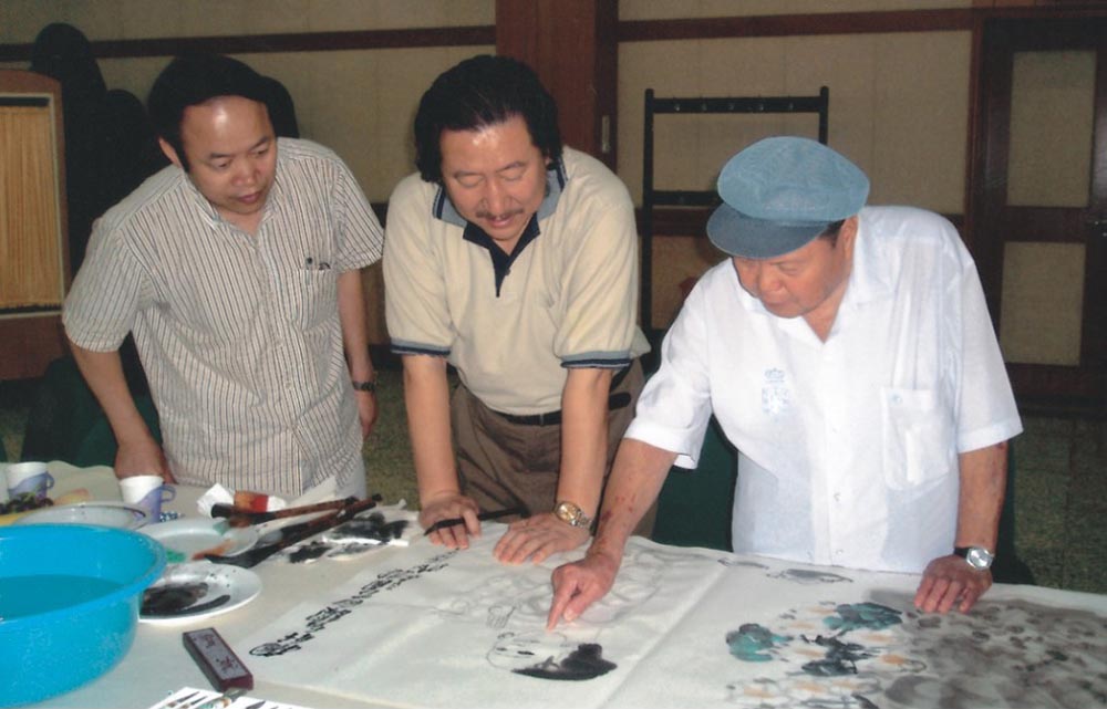 杨晓阳先生和谢辉听取国画大师刘文西先生指导国画