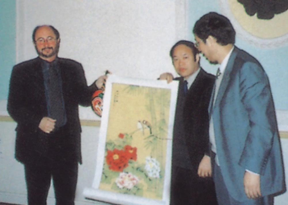 谢辉向德国柏林市市长赠送国画《春讯》