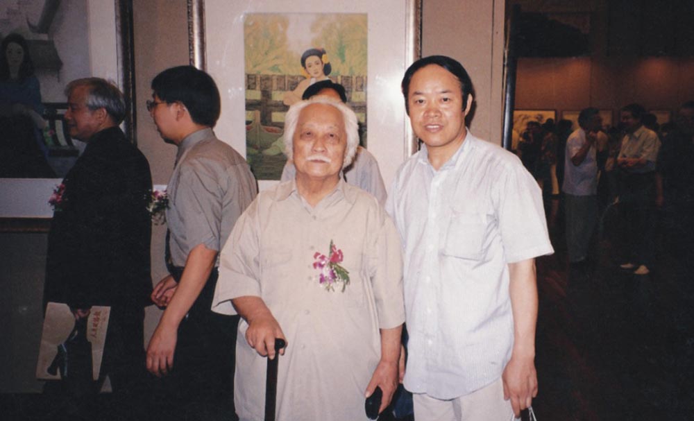 2004年，与张仃在“当代中国画名家优秀作品展”合影