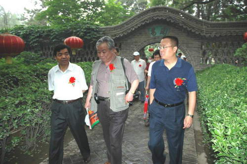 芮城县长陈杰（右）县委书记王正风（左）陪李宏志参加吕洞宾诞辰1209年文化节活动