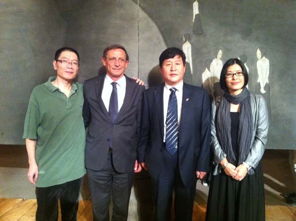 与斯特拉斯堡第一副市长及张国斌总领事合影