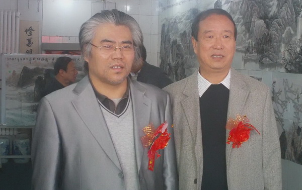 张孝勇与河南名家书画院秘书长郭加海合影