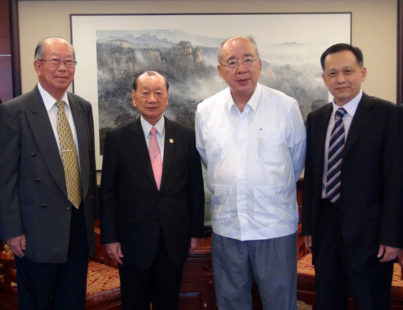 自左：关先辉将军、张平沼会长、吴伯雄主席、君寿