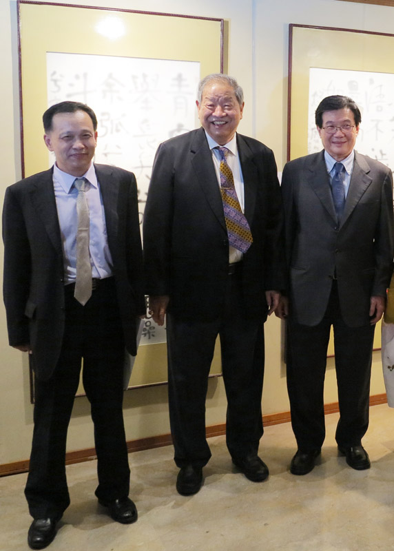 君寿与白德明主席、东南亚石化大王彭云鹏先生合影