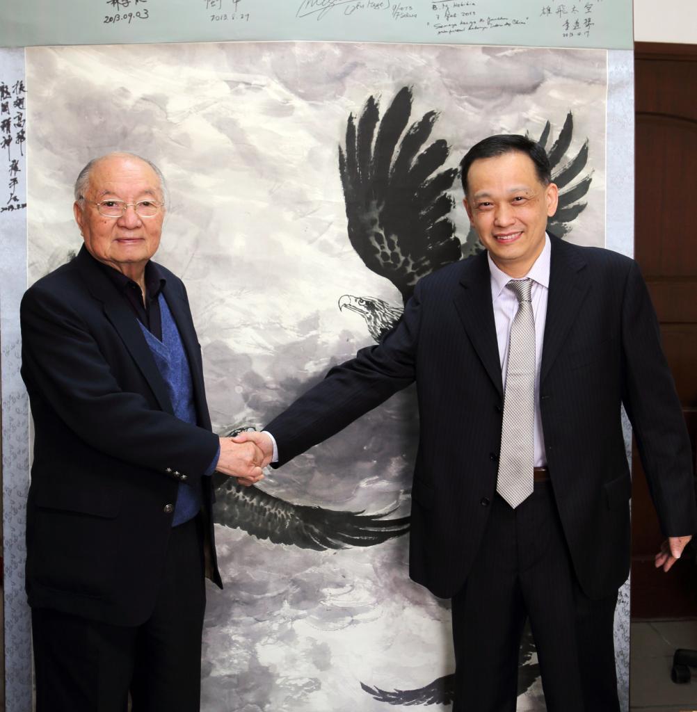 中国国际公共关系协会（CIPRA）会长李道豫与君寿在《中华腾飞图》前合影
