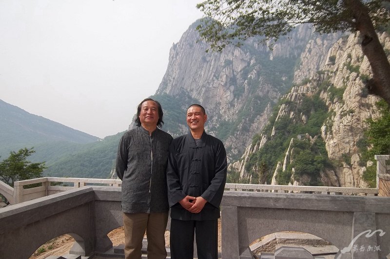 三皇寨禅院主持 大德高僧德建法师与郭子昂合影