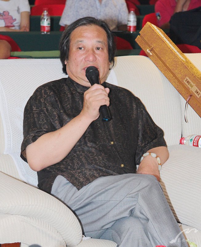 郭子昂应邀参加陈玉芳玉雕展研讨会