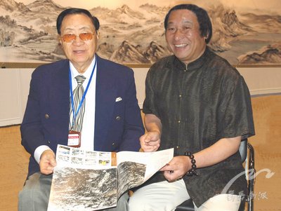 “世博之父”蒋一成先生欣赏郭子昂画册