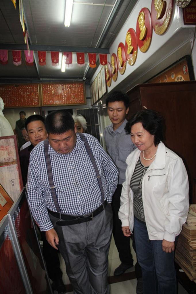 同毛新宇参观老领导珍品