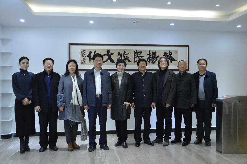 2014/12/2 在北京荣宝斋签约潍坊分公司合作的签字仪式上合影
