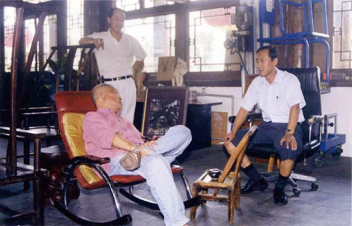 2000年与黄永玉先生在万荷堂