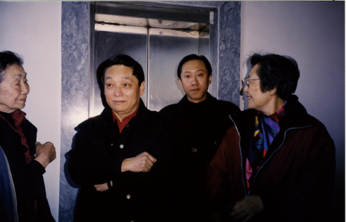 2004年（左起）郁风、韩美林、马啸天、沈俊