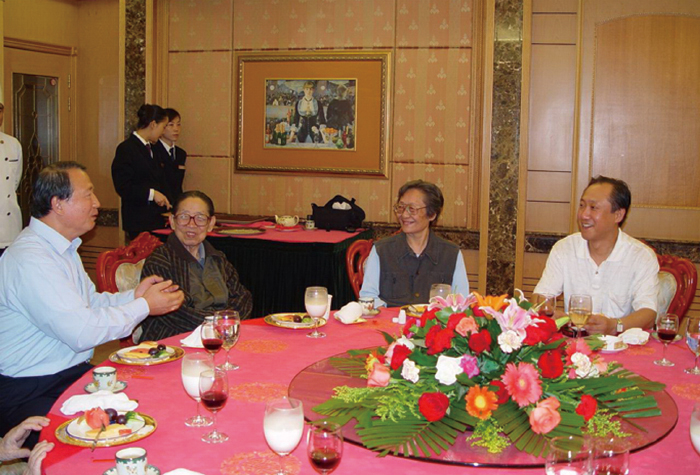 2004年与（左起）原中联部马文普副部长、丁聪、沈俊夫妇
