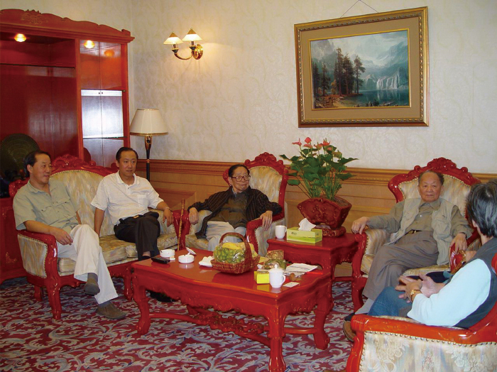 2004年与黄苗子、丁聪先生聚会