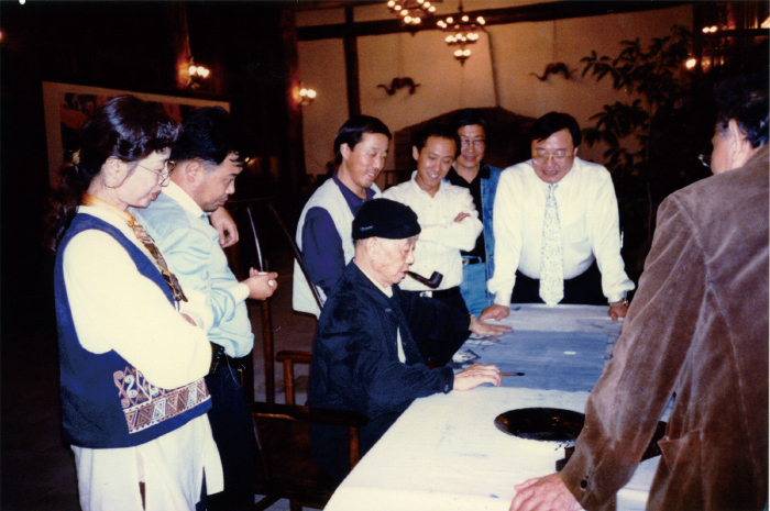 1999年9月在万荷堂观摩黄永玉先生作画