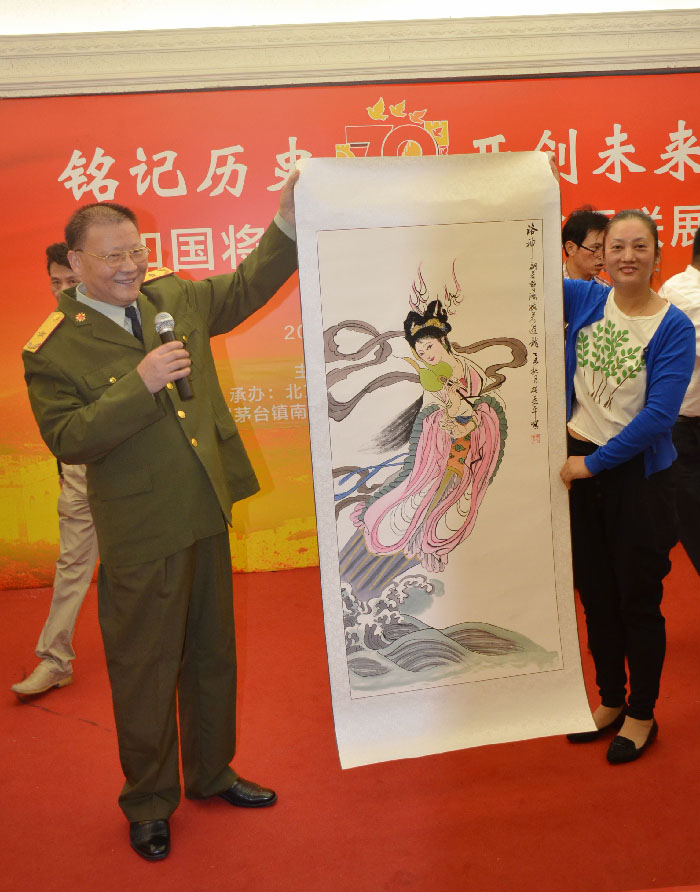 崔根峰少将介绍张丽平国画作品
