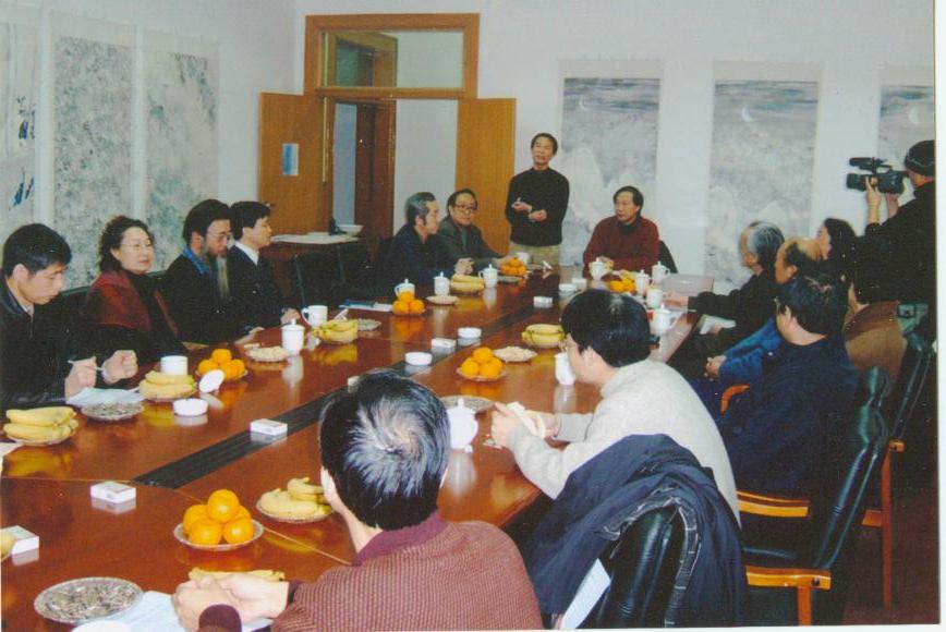 尹维新在座谈会上作画