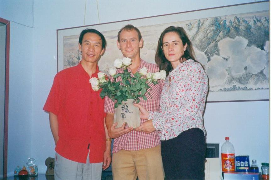 英国画家Peter来尹维新住所共度中国传统节日中秋节