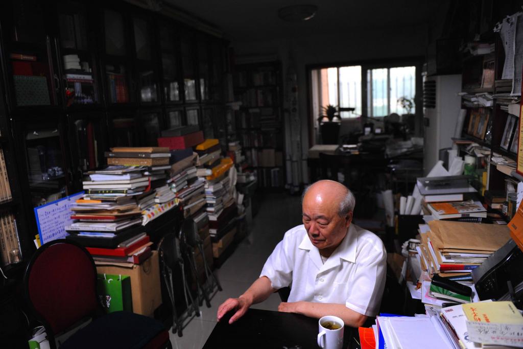 欧阳中石先生在家中思念两位良师益友