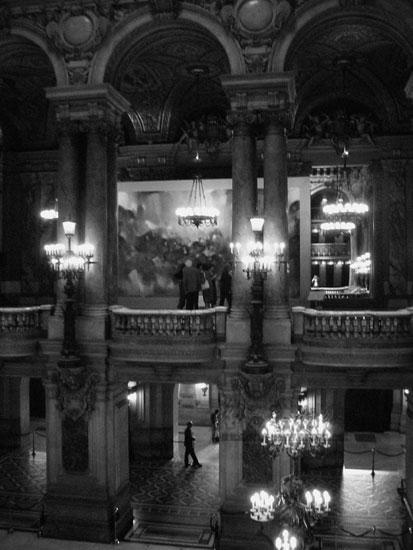 2003年8月27日《复兴的气韵》在巴黎国家歌剧院挂于一楼大厅
