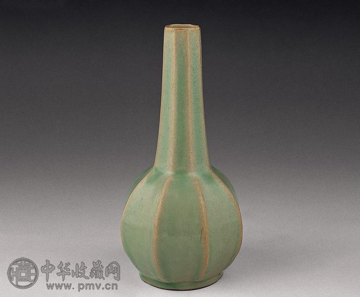 北宋 龙泉瓜棱长颈瓶