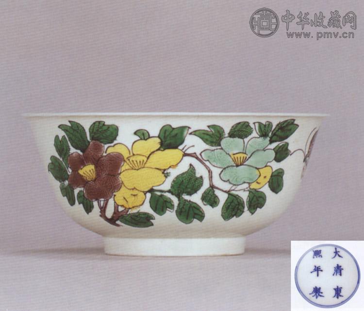 清康熙 素三彩折枝花蝶暗刻龙纹碗