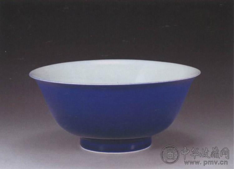 清雍正 霁蓝釉暗刻龙纹碗