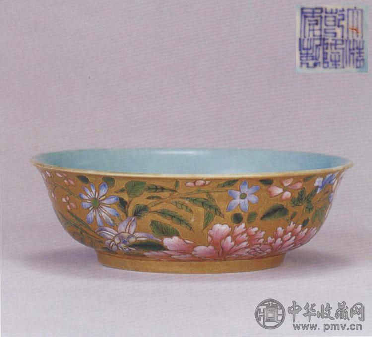 清乾隆 金地粉彩牡丹纹浅碗