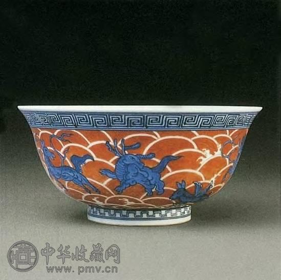 清道光 青花矾红海兽纹大碗