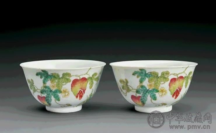 清道光 粉彩过枝籁瓜纹碗(1对)