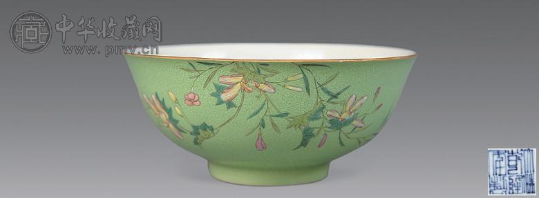 清乾隆 绿地轧道粉彩花卉纹碗