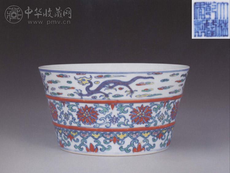 清乾隆 斗彩花卉螭龙纹马蹄碗