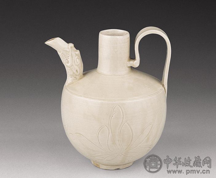 宋 定窑刻花花流口执壶