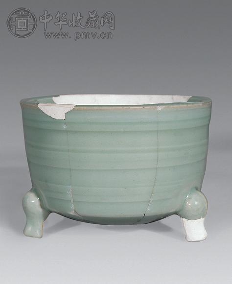 宋 龙泉窑弦纹三足炉