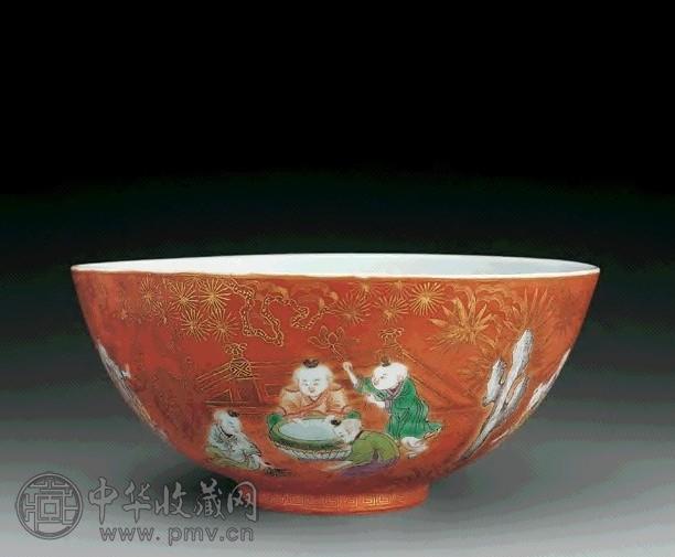 清嘉庆 珊瑚红地五彩庭院婴戏碗