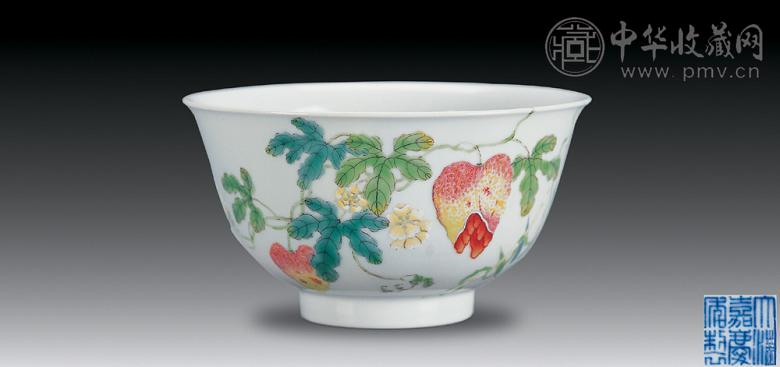 清嘉庆 粉彩过墙瓜果纹碗