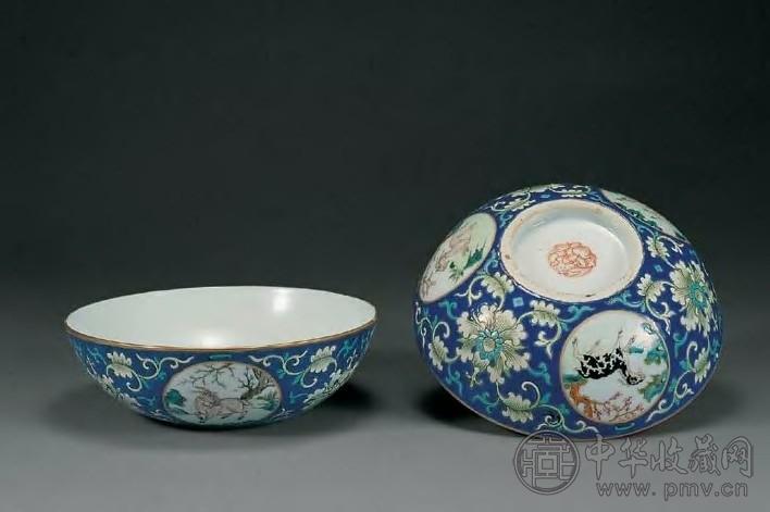 清道光 蓝地粉彩开光三羊开泰卧足碗(2件)