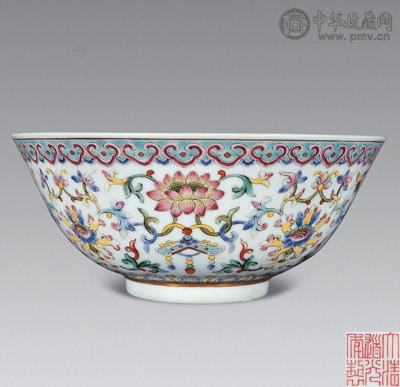 清道光 粉彩莲托八宝纹碗