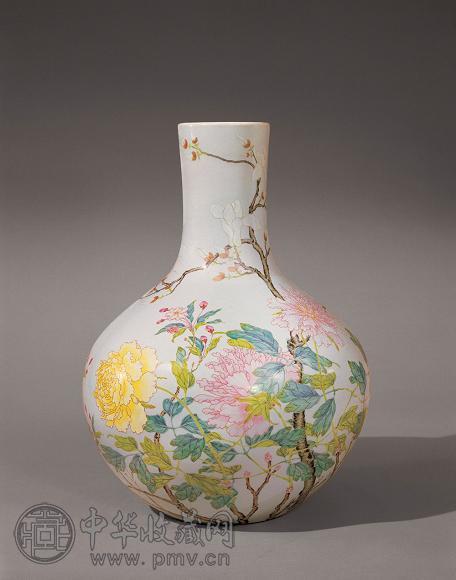 清雍正 粉彩牡丹玉兰蜂蝶图天球瓶