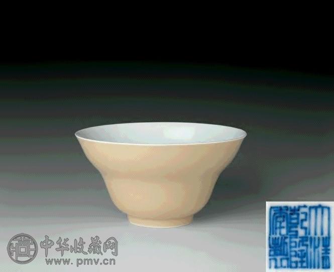 清乾隆 米色釉折腰碗