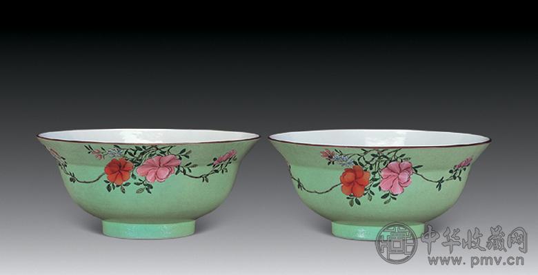 清乾隆 绿地粉彩花卉碗(1对)