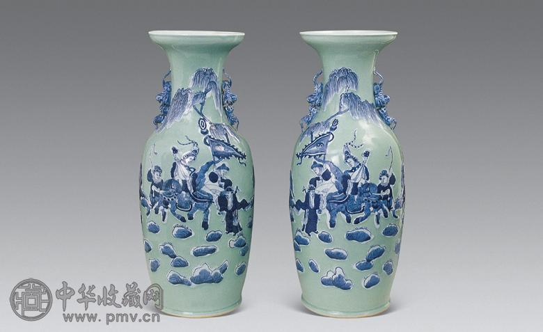 清 豆青地青花人物图双耳瓶(1对)