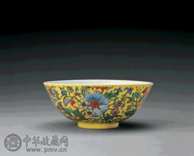 清嘉庆 黄地粉彩花卉纹碗