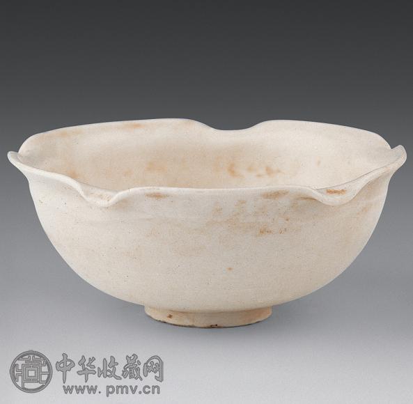 南宋 定窑刻鱼纹花口碗