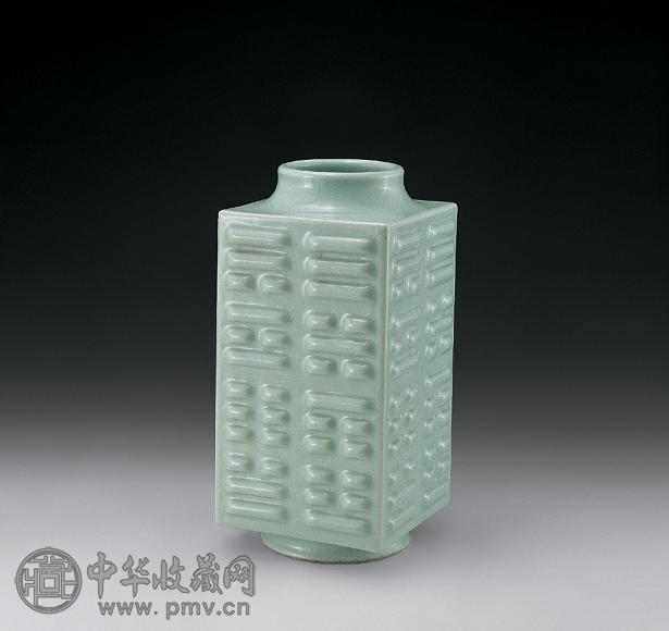 清光绪 粉青釉八卦方瓶