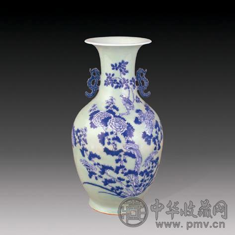 清 豆青花卉双耳瓶