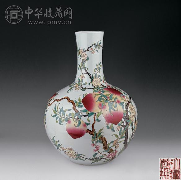 清乾隆 粉彩九桃五蝠天球瓶