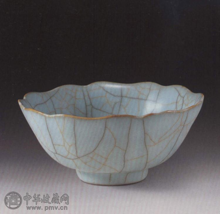 清乾隆 仿官釉花口碗