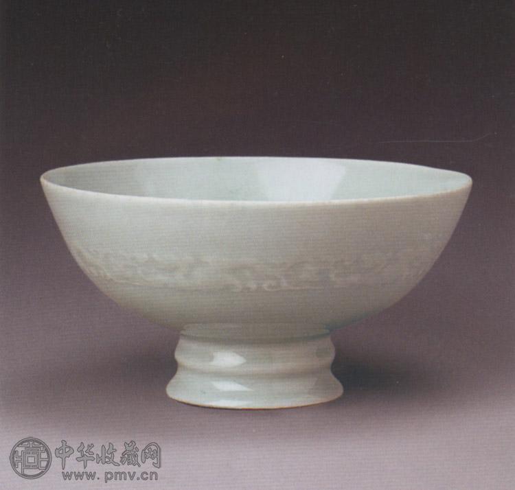 清乾隆 豆青釉印夔龙纹高足碗