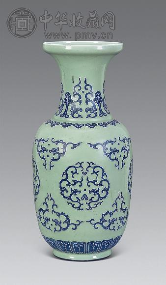 清乾隆 豆青青花夔龙纹瓶
